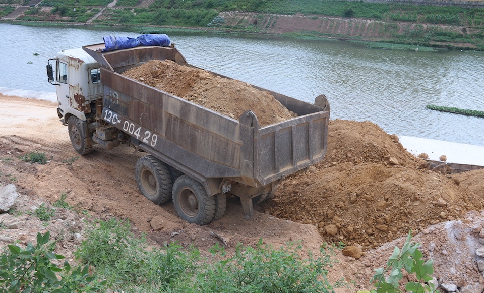 
Người dân cho rằng việc thi công công trình và việc kè đê sông Kỳ Cùng làm lún, nứt nhà và gây nguy hiểm đến tính mạng và tài sản trong mùa mưa lũ.
