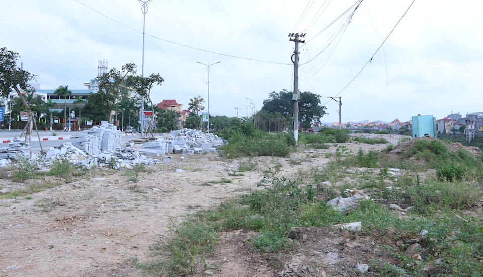 Dự án Công viên bờ sông Kỳ Cùng giai đoạn 2 được triển khai từ năm 2011 nhưng đến nay vẫn ngổn ngang.