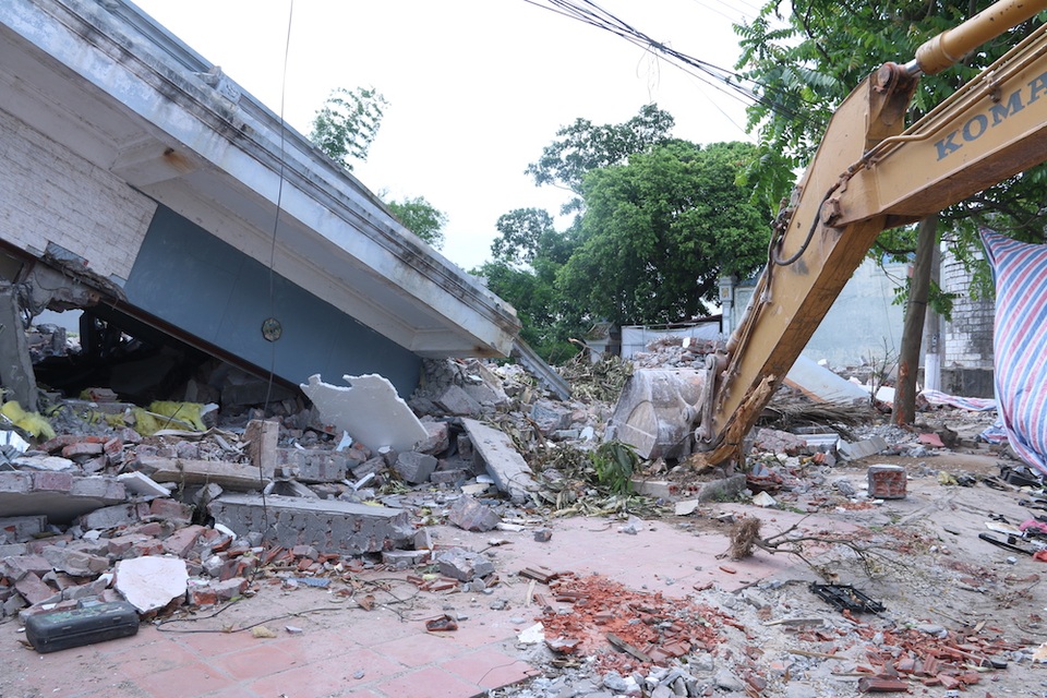 Trong quá trình phá dỡ những công trình xây dựng trên phần diện tích đất mà một số hộ dân đã trả lại mặt bằng, việc dùng máy móc hạng nặng để phá dỡ đã ảnh hưởng đến đường dây điện.