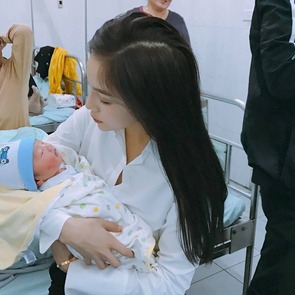 Kỳ Duyên trải lòng khi "vướng thị phi" ngay đầu năm - 4 Kỳ Duyên chào đón cháu trai đầu lòng.