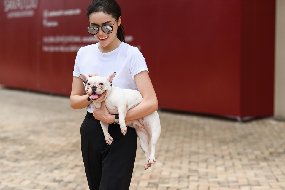 Hoa hậu Kỳ Duyên đã "bỏ quên" phong cách thời trang “thảm họa”, sến súa - 8 Cô thường xuyên đưa chú cún đi dạo vào mỗi dịp cuối tuần.