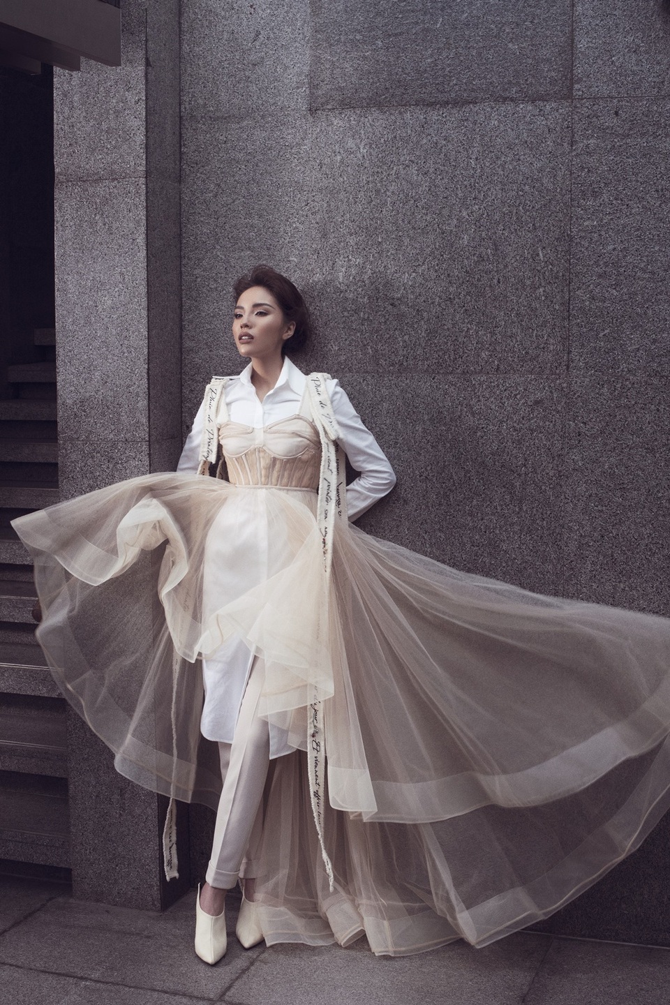 Trong bộ hình mới nhất, thần thái của Kỳ Duyên cũng vô cùng quyền lực.