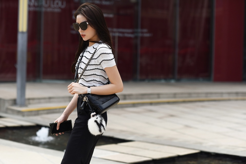 Hoa hậu Kỳ Duyên đã "bỏ quên" phong cách thời trang “thảm họa”, sến súa - 2 Chân dài sinh năm 1996 được xem là biểu tượng thời trang thế hệ mới của Vbiz, dẫn đầu nhiều trào lưu ăn mặc của giới trẻ. Street style của cô mang đậm chất thành thị của TP.HCM.