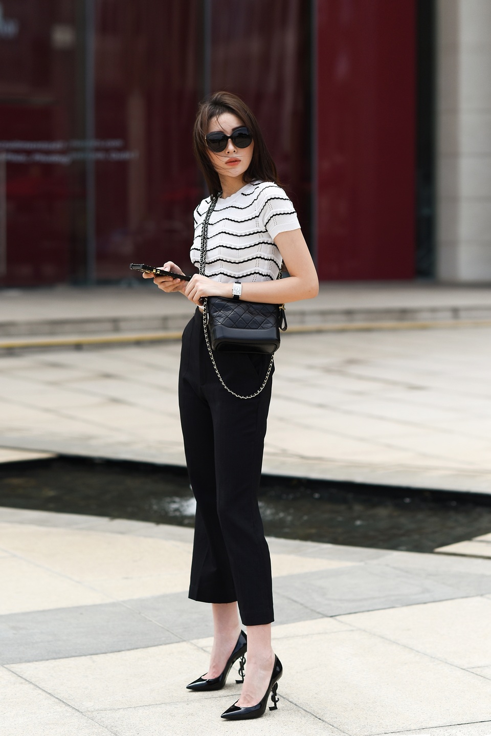 Hoa hậu Kỳ Duyên đã "bỏ quên" phong cách thời trang “thảm họa”, sến súa - 3 Trong hình cô sử dụng áo kẻ đen trắng ôm sát mix cùng quần culottes, đi kèm là túi xách được xem là trào lưu trong năm 2017.