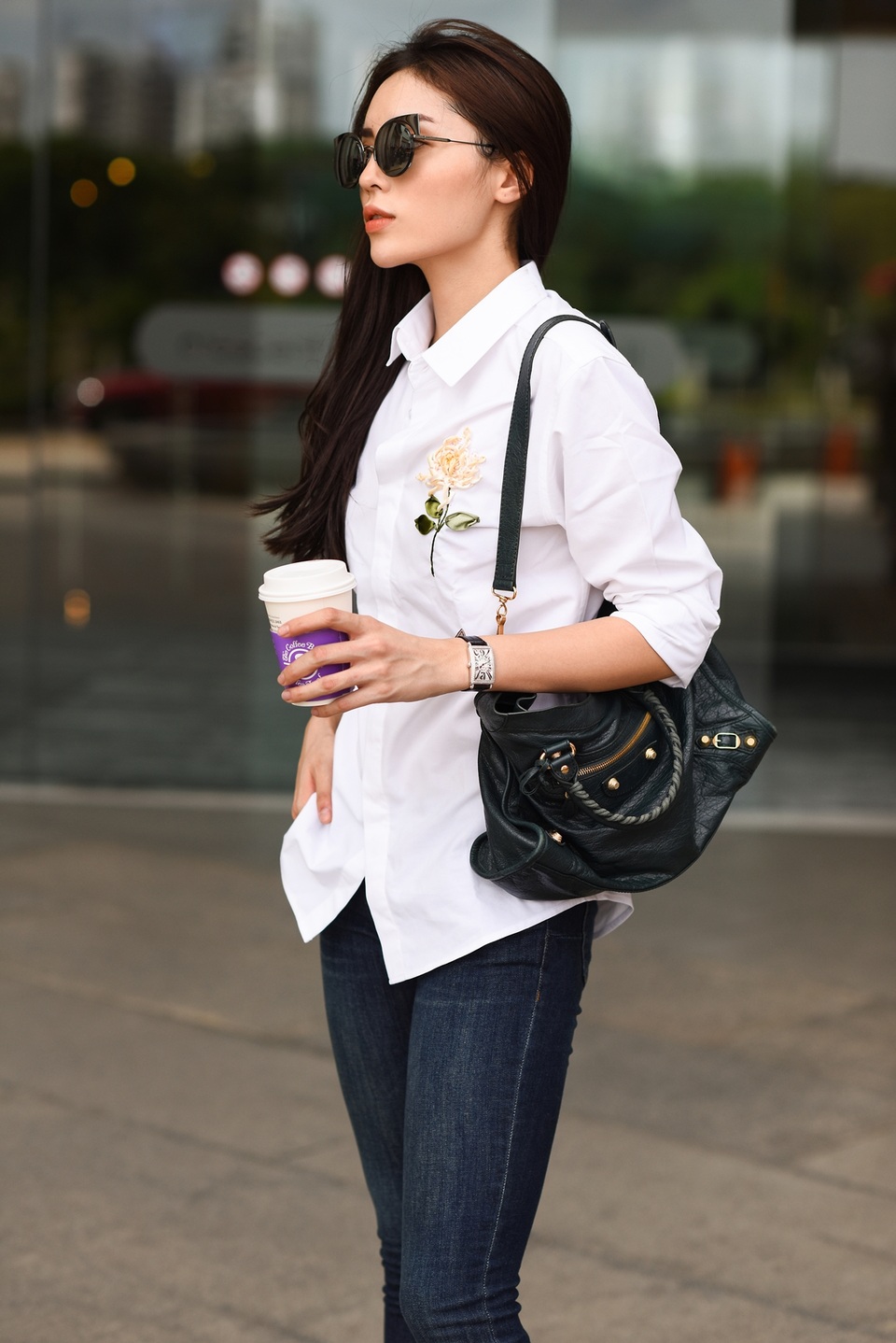 Hoa hậu Kỳ Duyên đã "bỏ quên" phong cách thời trang “thảm họa”, sến súa - 12 Vẫn với áo sơ mi, quần jeans nhưng cách mix lần này của mỹ nhân 9X lại rất phù hợp với hình ảnh của một sinh viên Đại học. Năng động, khỏe khoắn nhưng không kém phần phóng khoáng.