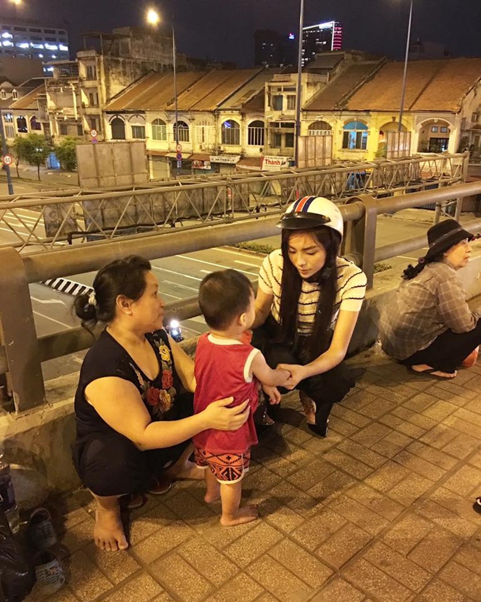 Kỳ Duyên trải lòng khi "vướng thị phi" ngay đầu năm - 8 Cô đi trao quà cho người vô gia cư tại TP HCM dịp cận Tết nguyên đán vừa qua.