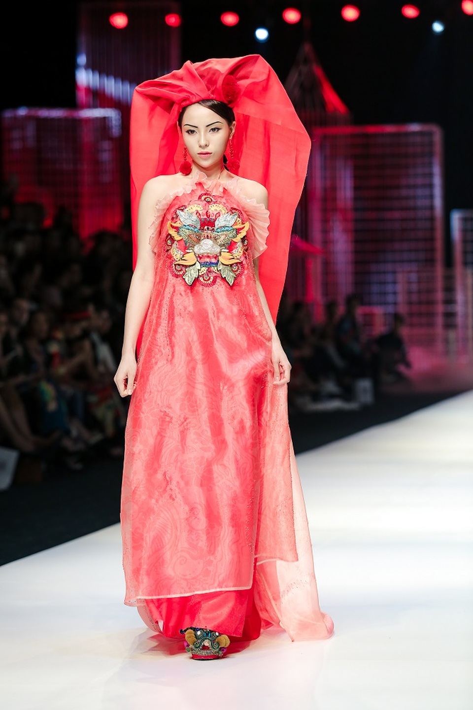 Hoa hậu Kỳ Duyên – từ giản dị đến lộng lẫy trên sàn catwalk - 9 Thần thái, bước chân tạo dáng khá chuyên nghiệp của hoa hậu Kỳ Duyên