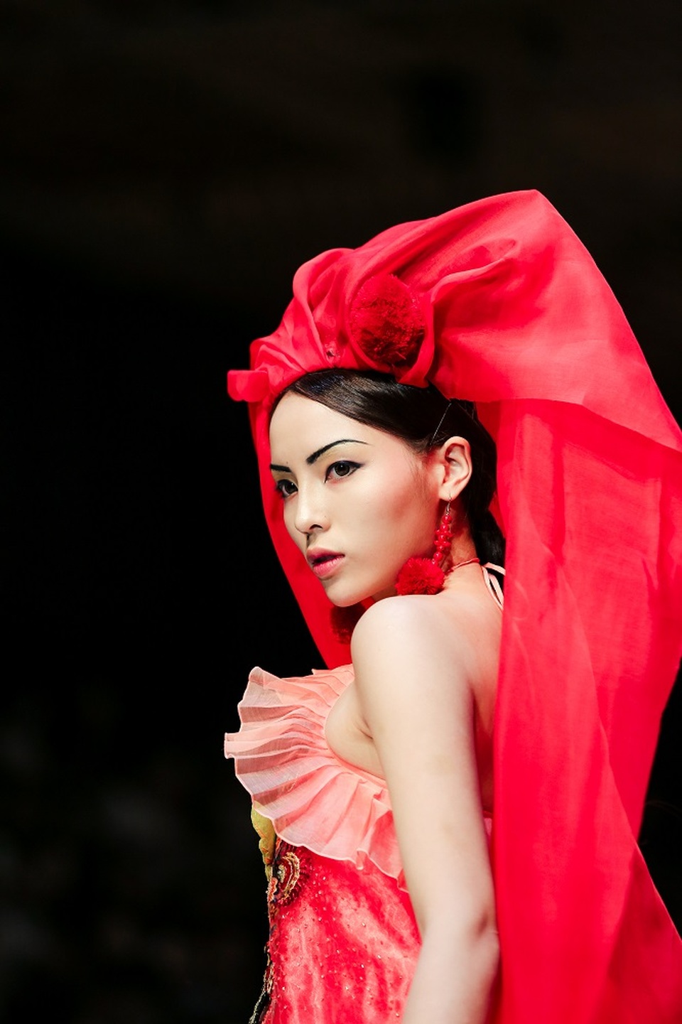 Hoa hậu Kỳ Duyên – từ giản dị đến lộng lẫy trên sàn catwalk - 8 Hoa hậu Kỳ Duyên – từ giản dị đến lộng lẫy trên sàn catwalk - 8