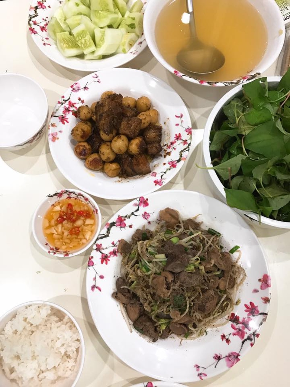 Hoa hậu Kỳ Duyên vào bếp, Hồ Ngọc Hà vi vu trời Tây - 2 Thành quả mâm cơm của hoa hậu, cô còn vui vẻ nói: Mời cả nhà ăn tối ahhh