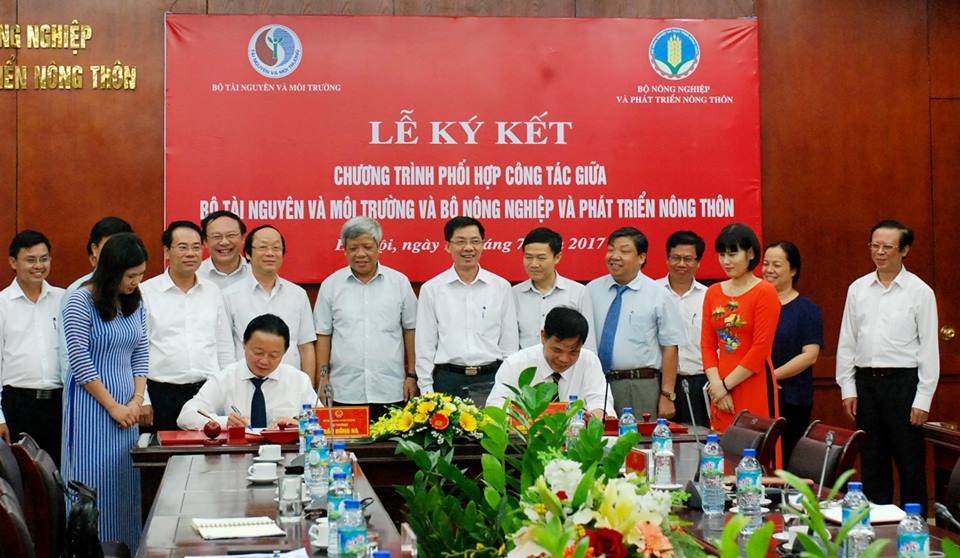Môi trường an toàn sẽ giúp nông nghiệp phát triển bền vững - 1
Bộ trưởng Nguyễn Xuân Cường và Bộ trưởng Trần Hồng Hà ký kết chương trình hợp tác.