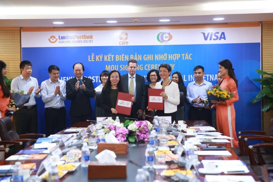 LienVietPostBank giúp phụ nữ dân tộc thiểu số tiếp cận tài chính toàn diện - 1
Ngân hàng Bưu điện Liên Việt (LienVietPostBank) vừa ký kết Biên bản ghi nhớ hợp tác với tổ chức CARE Quốc tế tại Việt Nam để triển khai 1 chương trình thử nghiệm về việc tiếp cận sản phẩm Thẻ phi vật lý Ví Việt của LienVietPostBank.