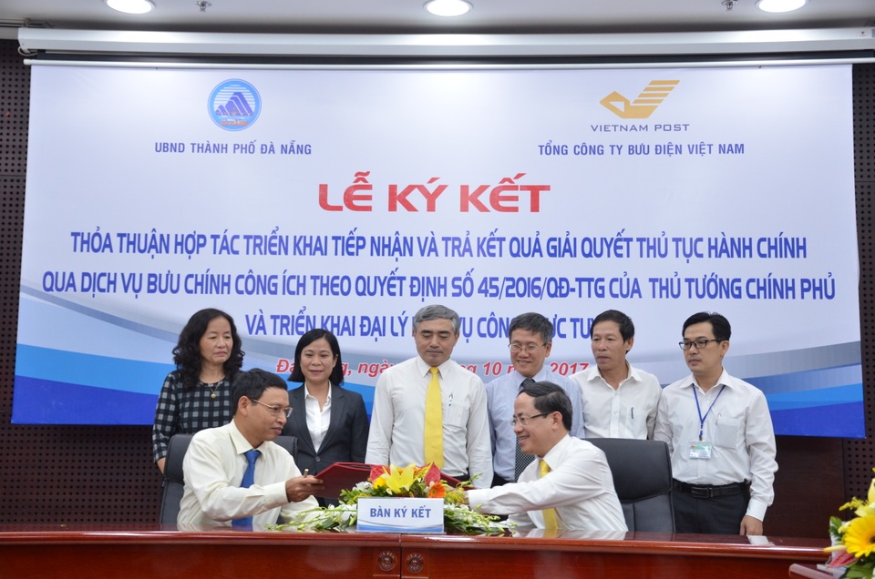 Đà Nẵng triển khai nhận và trả kết quả giải quyết thủ tục hành chính qua bưu điện - 1 UBND TP Đà Nẵng và Tổng Công ty Bưu chính Việt Nam ký kết thỏa thuận hợp tác tiếp nhận hồ sơ, trả kết quả giải quyết thủ tục hành chính qua dịch vụ bưu chính công ích trên địa bàn TP Đà Nẵng