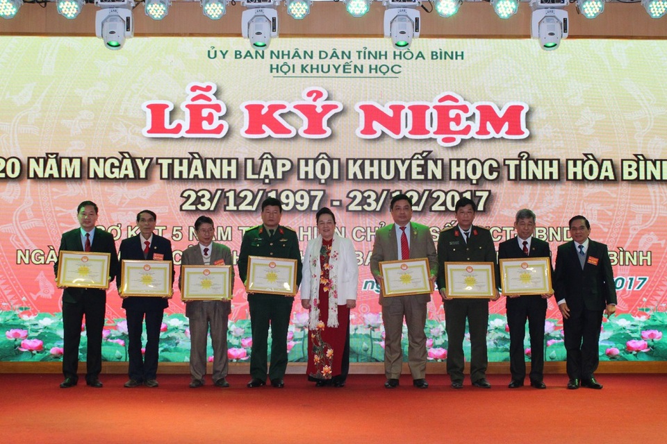 Kỷ niệm 20 năm thành lập Hội Khuyến học Hòa Bình - 2 Lãnh đạo Hội Khuyến học Việt Nam trao bằng khen cho các cá nhân có thành tích xuất sắc trong công tác khuyến học khuyến tài giai đoạn 1997 - 2017.