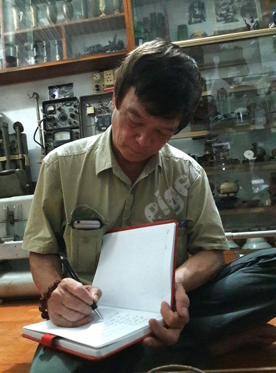 Bác Võ Điện Biên - con trai Đại tướng Võ Nguyên Giáp trong lần đến thăm phòng trưng bày