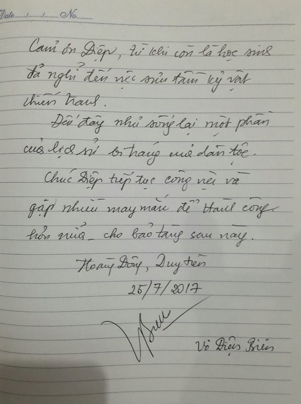 Anh Điệp thường có một quyển sổ để khách đến thăm phòng trưng bày ghi lại cảm xúc.