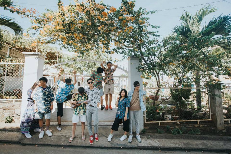 Ảnh kỷ yếu "sơ mi hoa" của học sinh lớp 9 Buôn Ma Thuột - 11 Và có một kỷ niệm đáng nhớ bên nhau