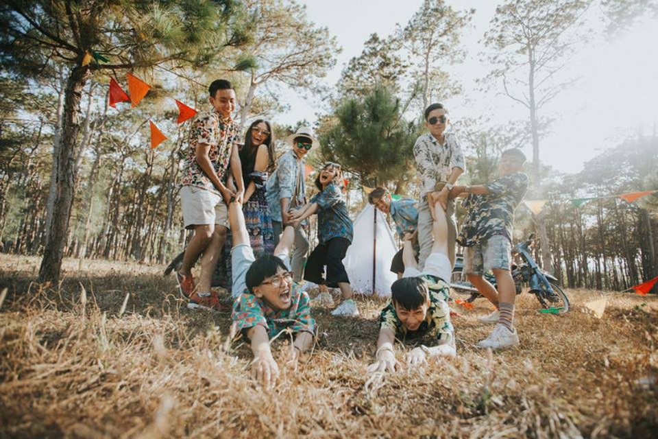 Ảnh kỷ yếu "sơ mi hoa" của học sinh lớp 9 Buôn Ma Thuột - 8 Cùng ngắm nhìn bộ ảnh chất lừ của các bạn học sinh lớp 9C, trường THPT Hùng Vương.