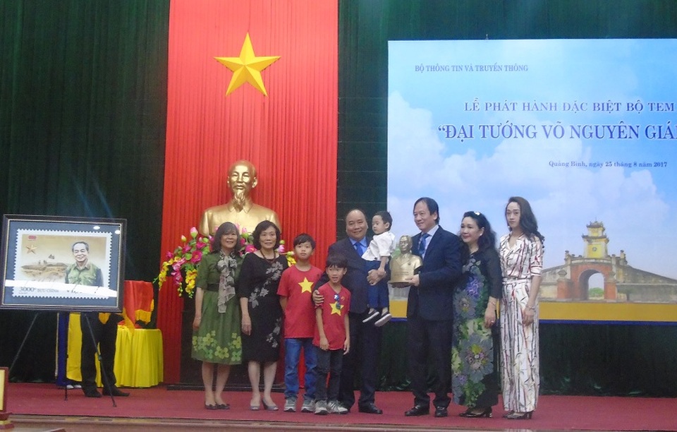 Quảng Bình: Thủ tướng ký phát hành Bộ tem Đại tướng Võ Nguyên Giáp - 4 Bức tượng chân dung Đại tướng Võ Nguyên Giáp được gia đình của người trao tặng đến Thủ tướng Nguyễn Xuân Phúc