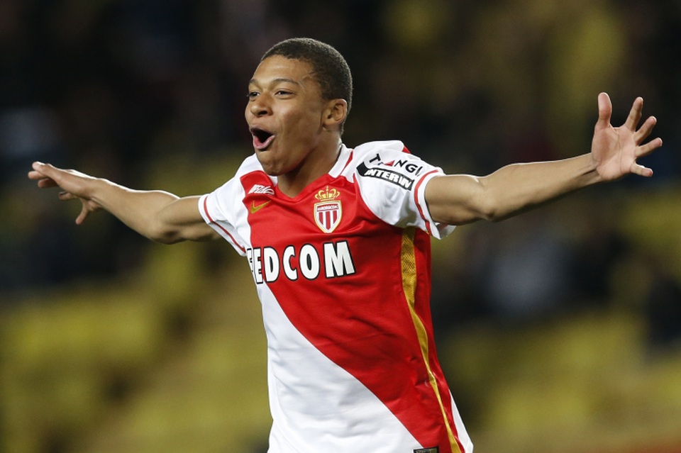 Mặc dù mới 18 tuổi nhưng Kylian Mbappe đã ghi tới 19 bàn cho Monaco ở mùa giải này (trong đó có 2 bàn vào lưới Man City). Nhìn tài năng trẻ này thi đấu, người ta nhớ tới hình ảnh của Henry. Rất nhiều CLB châu Âu đã gõ cửa Monaco để hỏi mua “báu vật” này.