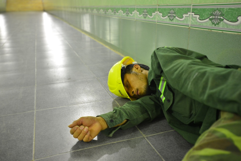 Hà Nội: Những hình ảnh chỉ có thể thấy trong ngày nắng nóng "hành xác" - 4 Một công nhân xây dựng ngủ ngon lành dưới hầm dành cho người đi bộ sang đường ở đường Nguyễn Xiển.