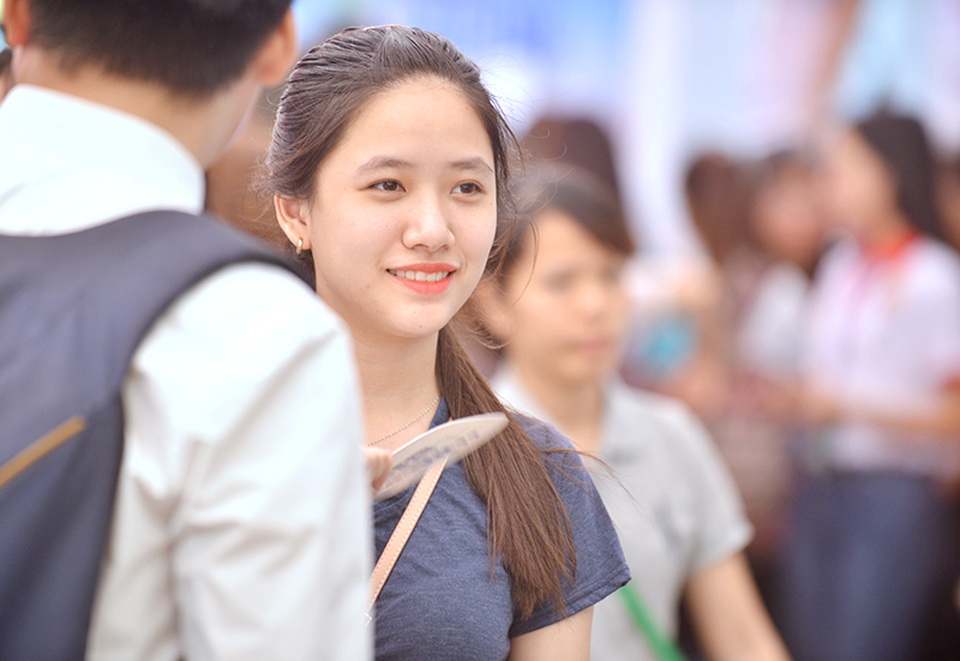 Nhân ngày hội việc làm do trường tổ chức, hàng ngàn sinh viên Học viện Ngân hàng đã tới tham gia, với mong muốn tìm kiếm cơ hội, học hỏi kinh nghiệm từ các đàn anh, đàn chị.