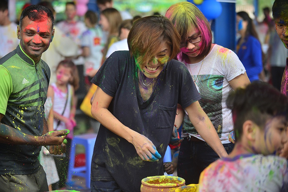 Bạn trẻ “quậy thả ga" trong lễ hội ném bột màu Ấn Độ - 7 Người nào càng nhận được nhiều màu càng may mắn, các màu sắc khác nhau trong lễ hội sẽ tượng trưng cho một năm đầy may mắn.
