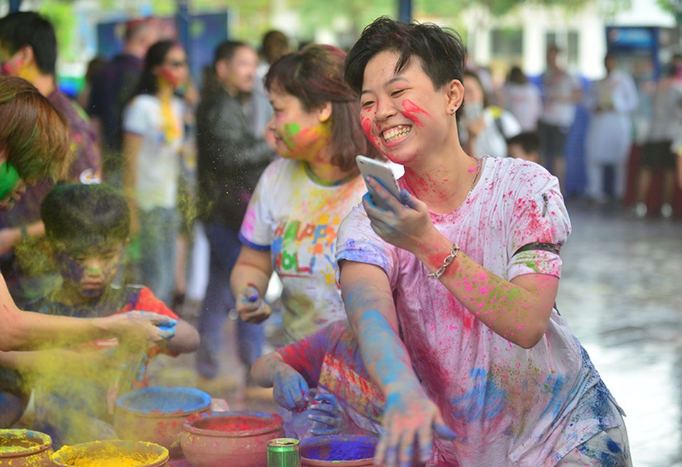 Bạn trẻ “quậy thả ga" trong lễ hội ném bột màu Ấn Độ - 8 Lễ hội Holi được tổ chức vào ngày trăng tròn vào tháng 3 hàng năm. Lễ hội sắc màu rực rỡ này được tổ chức ở hầu hết mọi nơi trên đất nước Ấn Độ.