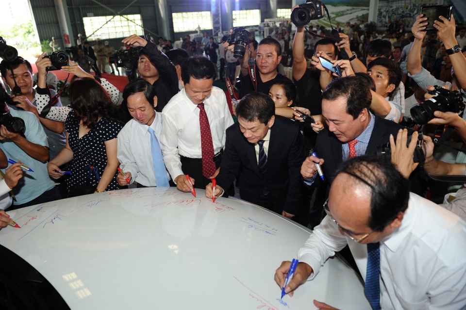 Đầu tư nhà máy Thaco Mazda lớn nhất Đông Nam Á, THACO dự định gì ? - 3
Ông Trần Bá Dương và các khách mời ký tên trong Lễ ra mắt Mazda CX5 2018
