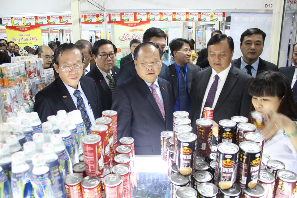 Ông Tất Thành Cang, Phó Bí thư Thành uỷ TPHCM tham quan các gian hàng Việt trưng bày tại Lào