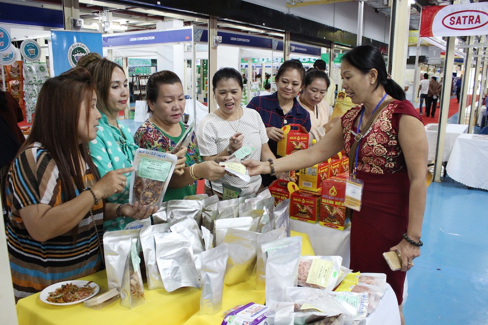 Người tiêu dùng Lào mua hàng Việt