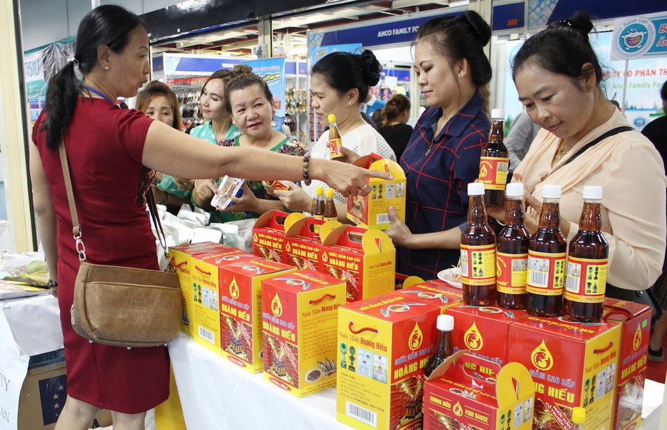 Nước mắm truyền thống Việt Nam hớp hồn người tiêu dùng Lào