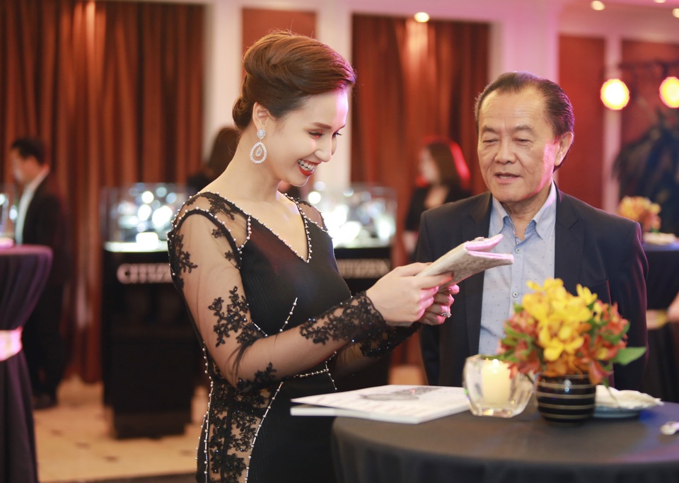 Lã Thanh Huyền “phá tan” thời tiết lạnh giá bằng đầm ren đuôi cá - 4 Cười rất tươi khi đọc được một thông tin thú vị.