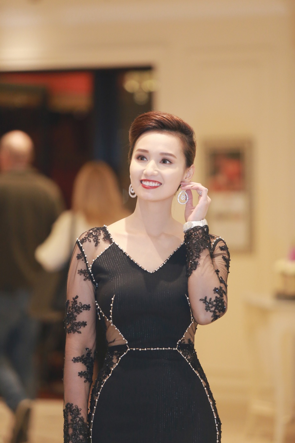 Lã Thanh Huyền “phá tan” thời tiết lạnh giá bằng đầm ren đuôi cá - 3 Vẻ đẹp của bà mẹ một con làm xua đi những trở ngại về thời tiết.