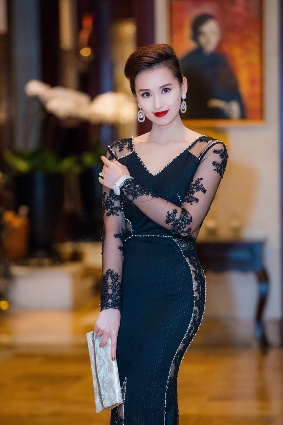 Lã Thanh Huyền “phá tan” thời tiết lạnh giá bằng đầm ren đuôi cá - 2 Lã Thanh Huyền “phá tan” thời tiết lạnh giá bằng đầm ren đuôi cá - 2