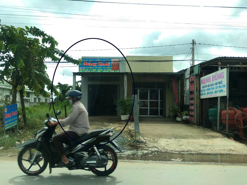 Tan nát tình bạn sau vụ đất tiền tỷ chỉ lập hợp đồng chuyển nhượng 7 triệu đồng! - 2 Mảnh đất có căn nhà cấp 4 (trong vòng tròn đen) đang xảy ra tranh chấp, kiện cáo.