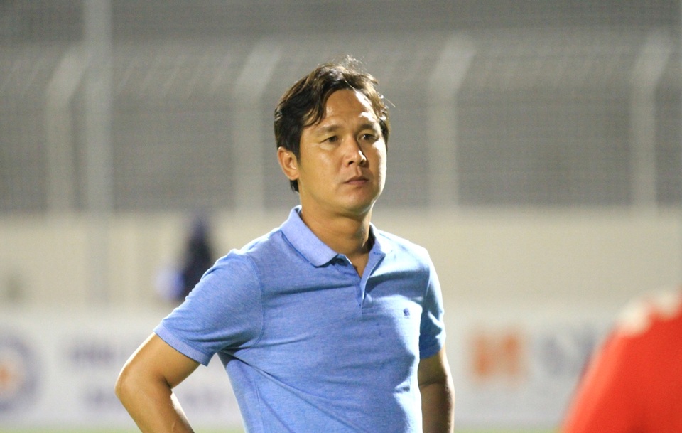 Thua SHB Đà Nẵng, HLV Minh Phương thừa nhận Long An hết cửa trụ hạng - 2 HLV Minh Phương có ngày trở lại Đà thành đáng buồn.