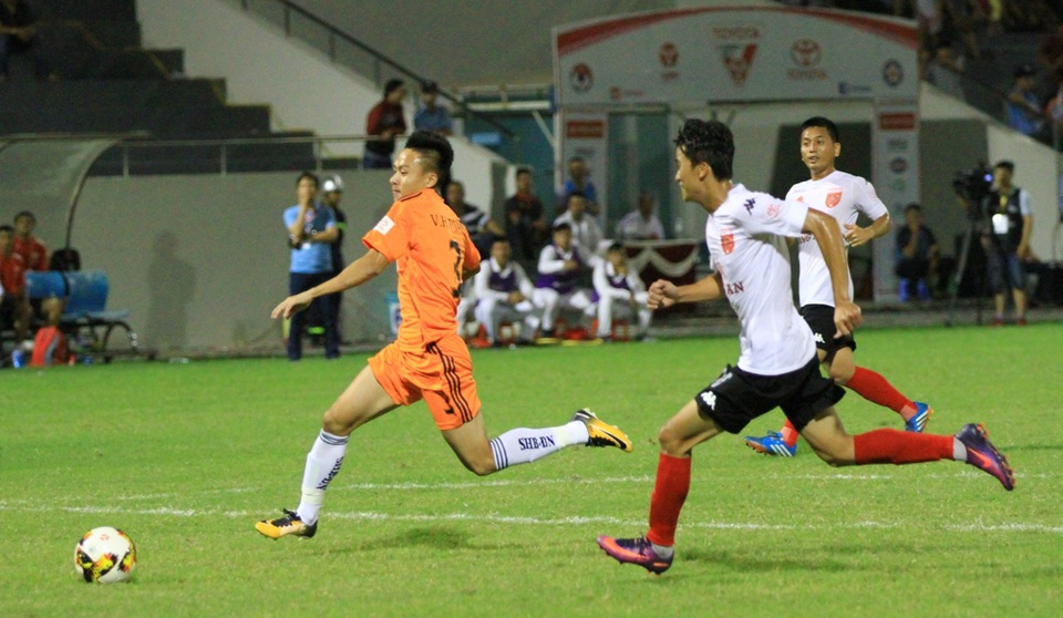 Thua SHB Đà Nẵng, HLV Minh Phương thừa nhận Long An hết cửa trụ hạng - 3
Cầu thủ Long An (áo trắng) bất lực trong một pha theo kèm Huy Toàn.
