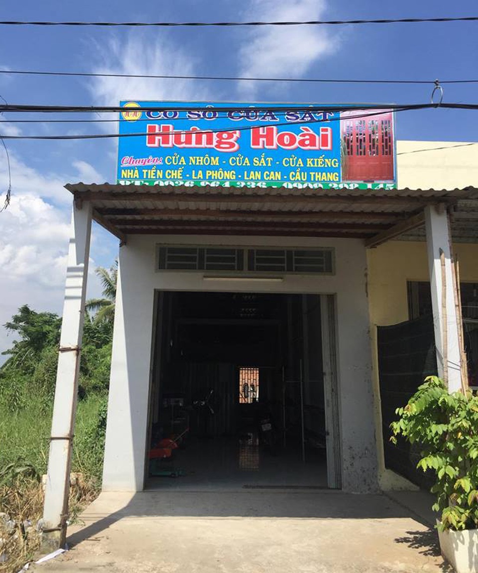 Tan nát tình bạn sau vụ đất tiền tỷ chỉ lập hợp đồng chuyển nhượng 7 triệu đồng! - 5 Dù mảnh đất và căn nhà trên đất đang nằm trong vụ án dân sự “Tranh chấp hợp đồng chuyển nhượng quyền sử dụng đất” được tòa án thụ lý và chưa “phán quyết” nhưng có người vẫn ngang nhiên cho người đến sử dụng, mở cơ sở cửa sắt.