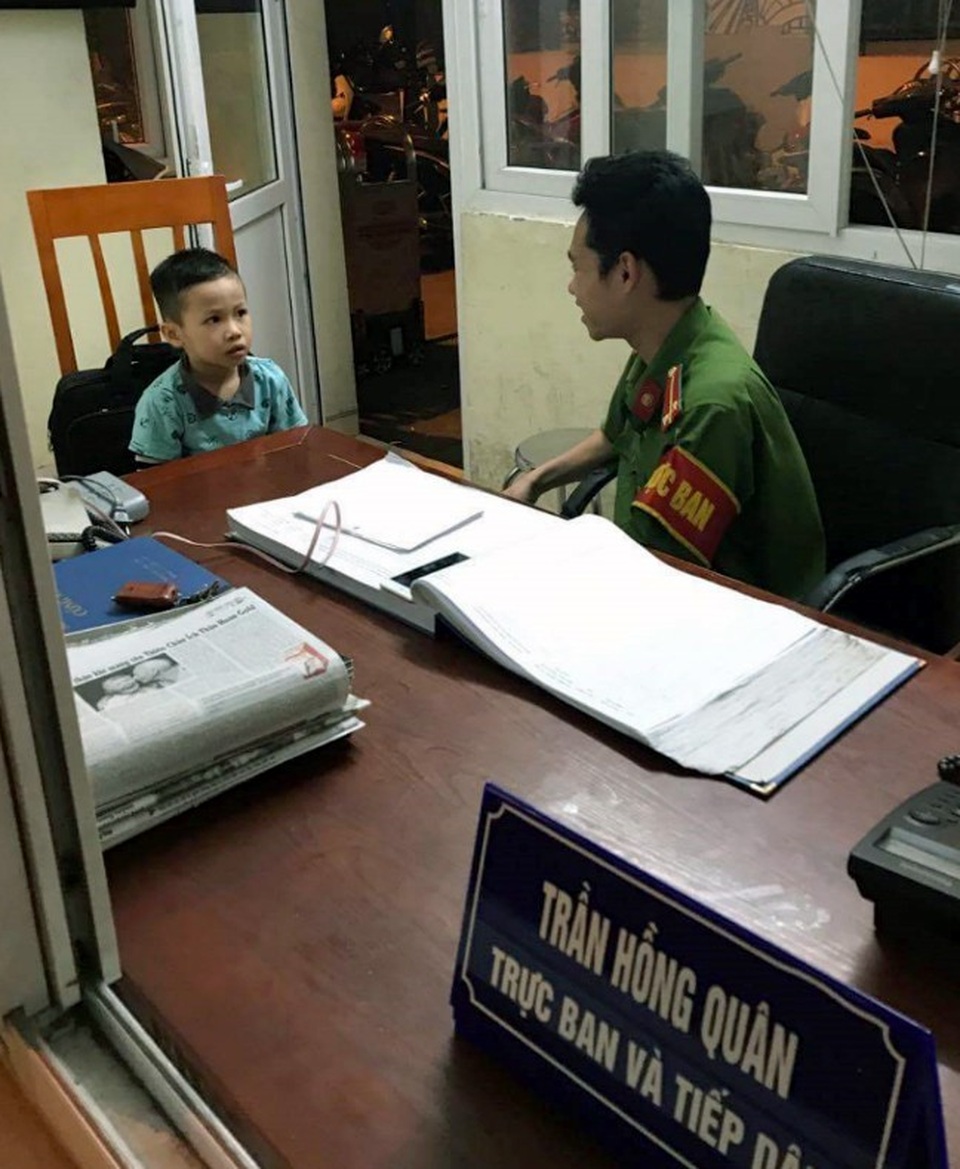 Cháu Tâm được Trung úy Quân đưa vào trụ sở, động viên, tìm lại nhà.