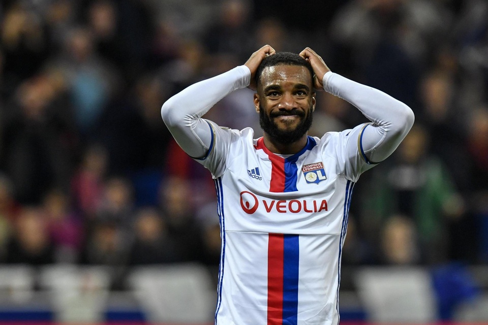 Lacazette vừa hụt sang Atletico Madrid khi CLB thành Madrid bị cấm chuyển nhượng. Dù vậy, cầu thủ này chưa nguôi ý định rời khỏi Lyon. Ngày hôm qua, tiền đạo người Pháp đã “bắn tín hiệu” cho Arsenal khi khẳng định việc không thi đấu ở Champions League không phải là vấn đề với anh.