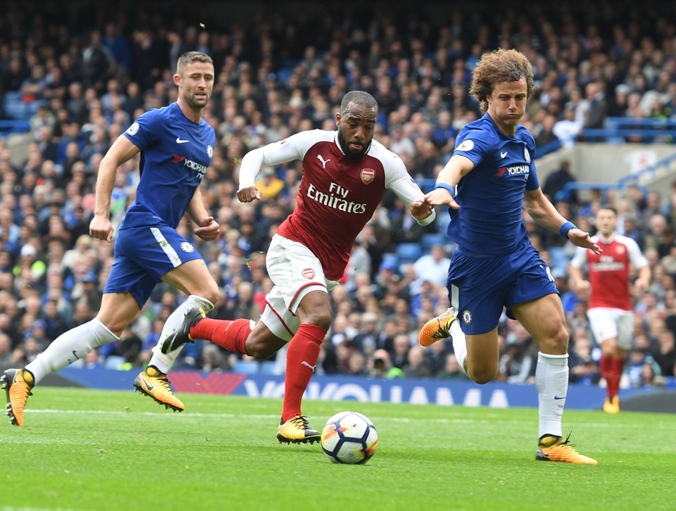 Stoke - Chelsea: Nhà ĐKVĐ có hơn MU, Arsenal? - 2
Luiz (phải) sẽ bị treo giò sau chiếc thẻ đỏ ở trận gặp Arsenal vào cuối tuần trước
