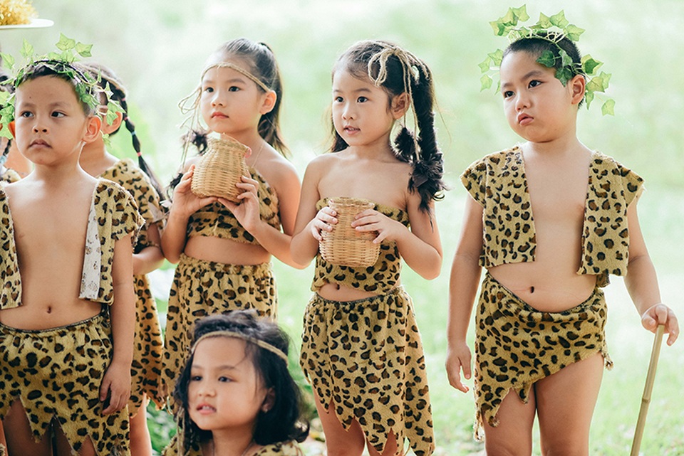 
Bộ ảnh được lấy ý tưởng từ đời sống của con người từ xa xưa. Các bé mầm non được hoá trang, mặc trang phục phù hợp nhất có thể.
