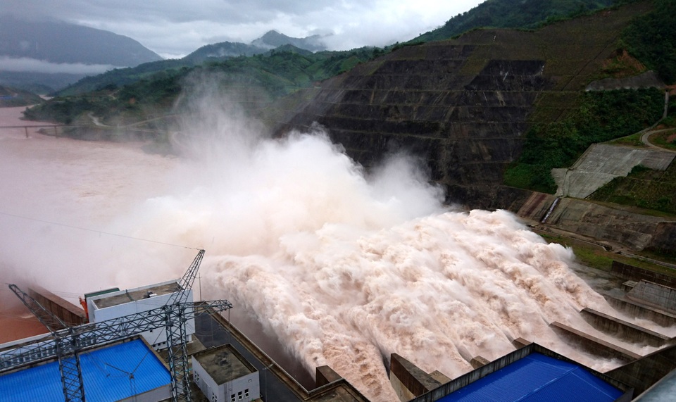 Cảnh nước lũ dâng ngập gần nóc nhà ở Điện Biên - 9
Nhà máy thủy điện Lai Châu xả lũ khẩn cấp. Ảnh: Văn Hoàng-TTXVN