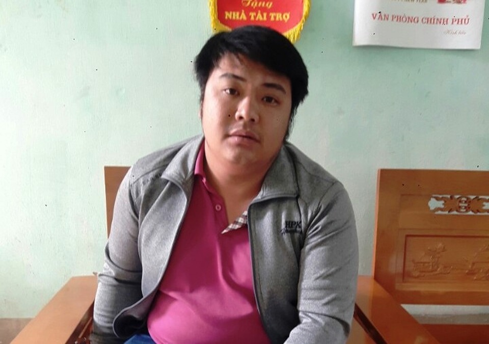 Trao thưởng vụ bắt giữ xe ô tô tải vận chuyển gần 7 tạ pháo nổ trái phép - 3
Lái xe Chu Khánh Dương tại cơ quan công an