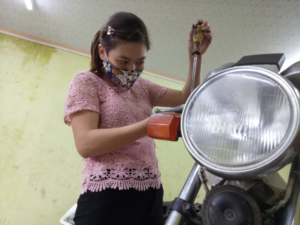 Người phụ nữ mặc thường phục lái xe đặc chủng: "Dư luận hiểu sai sự việc" - 1 Người phụ nữ mặc thường phục lái xe đặc chủng: "Dư luận hiểu sai sự việc" - 1