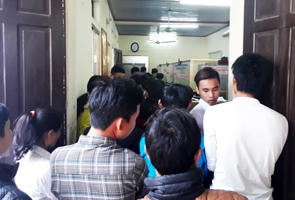 Chen nhau "ngạt thở" làm chứng minh nhân dân sau Tết - 2 ... dẫn đến tình trạng quá tải tại đây.