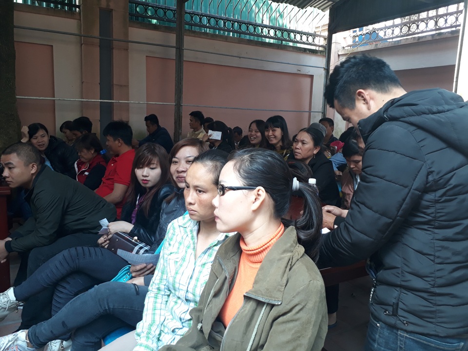 Chen nhau "ngạt thở" làm chứng minh nhân dân sau Tết - 6 Chen nhau "ngạt thở" làm chứng minh nhân dân sau Tết - 6