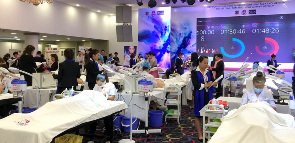 Từ 13-15/10: Gần 700 thí sinh nghề làm đẹp so tài tại Hà Nội - 1
Các thí sinh đang dự thi nội dung chăm sóc da mặt.