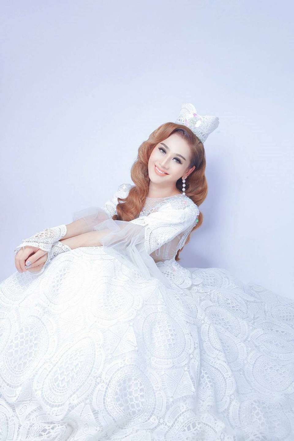 Lâm Khánh Chi hé lộ thiệp cưới và chi tiền tỷ cho váy cưới - 4 Lâm Khánh Chi trong hình ảnh cô dâu hạnh phúc