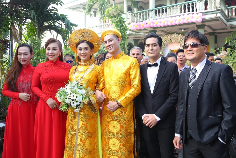 Lâm Khánh Chi là ca sĩ chuyển giới đầu tiên của Việt Nam có được hôn lễ hạnh phúc bên người yêu và nhận được sự chúc phúc của gia đình.